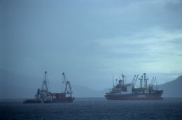 Archipel-des-Comores;-Brume;-Cargo;-France;-Grues;-Kaleidos;-Kaleidos-images;-La-parole-à-limage;-Laurent-Abad;-Mayotte;-Mer;-Navire;-Océan-Indien;-Rade;-Stories-Pictures;-Transport-maritime